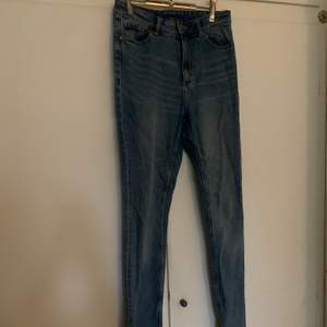 Ett par blåa jeans från Monki, köpt på rea för ett par år sedan. En skärp-ögla på vänster baksida har gått sönder, går lätt att sy ihop.