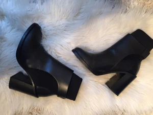  - Boots från Zara. Endast används ett fåtal gånger! Som nya!