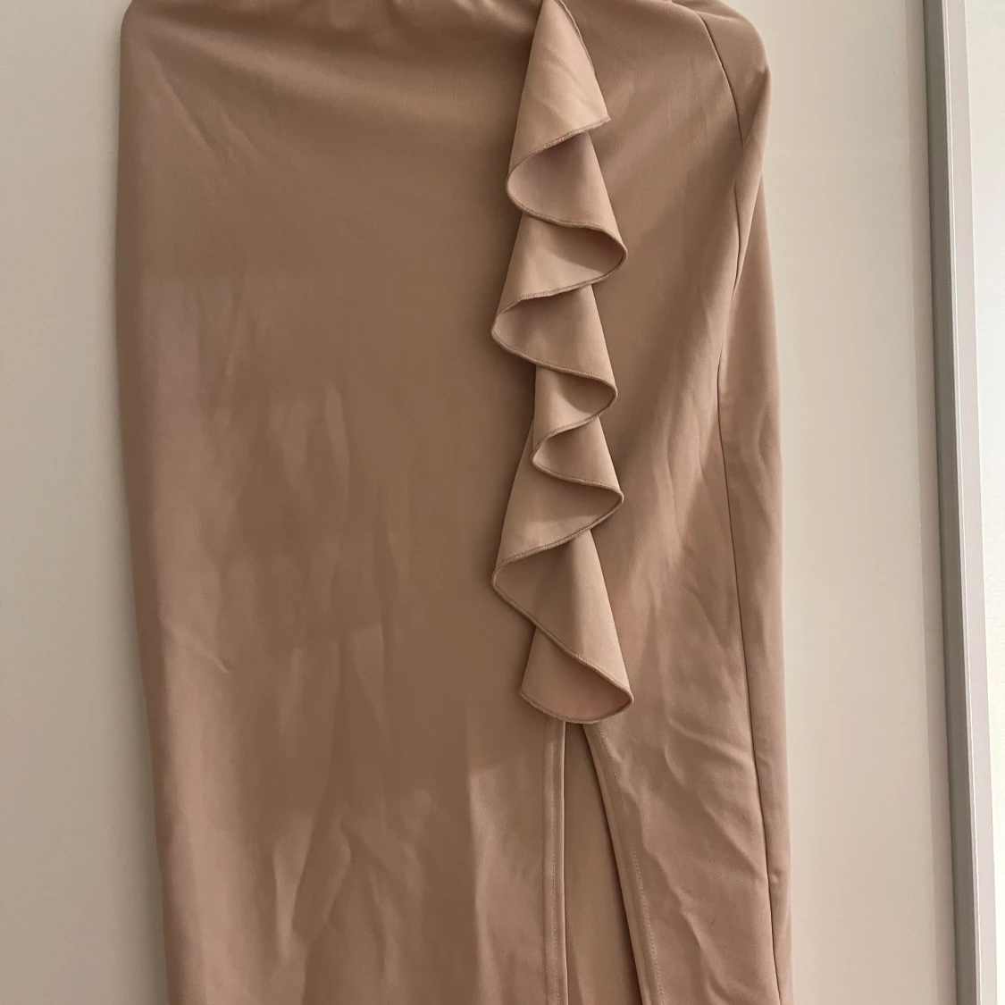 Två kjolar ifrån Nelly i färgen beach och svart med öppen slits och rätt lång. - 90