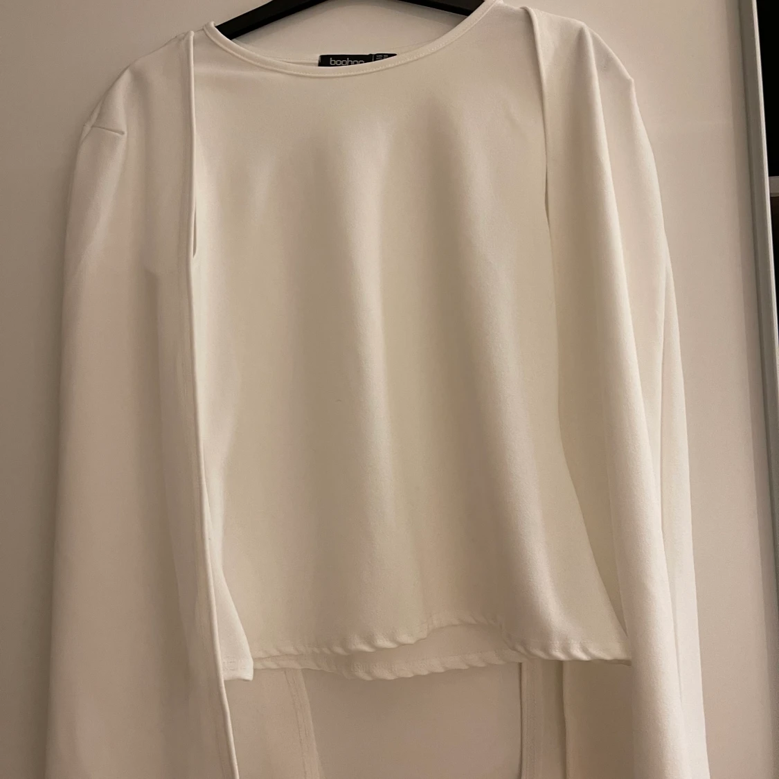 Två elegantna tröjor nästan som kostym i aprikos färg och vit ifrån Boohoo. - 90