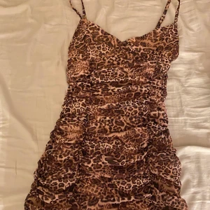 Leoklänning - Superfin, köpt här på Plick men tyvärr för liten för mig. Nyskick!!🥰