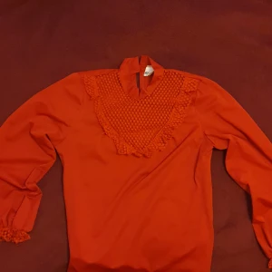 Röd blus strl M - Retro blus köpt från secondhand, säljer pga dåligt använd! Perfekt nu till alla ❤-dag 🍒💥