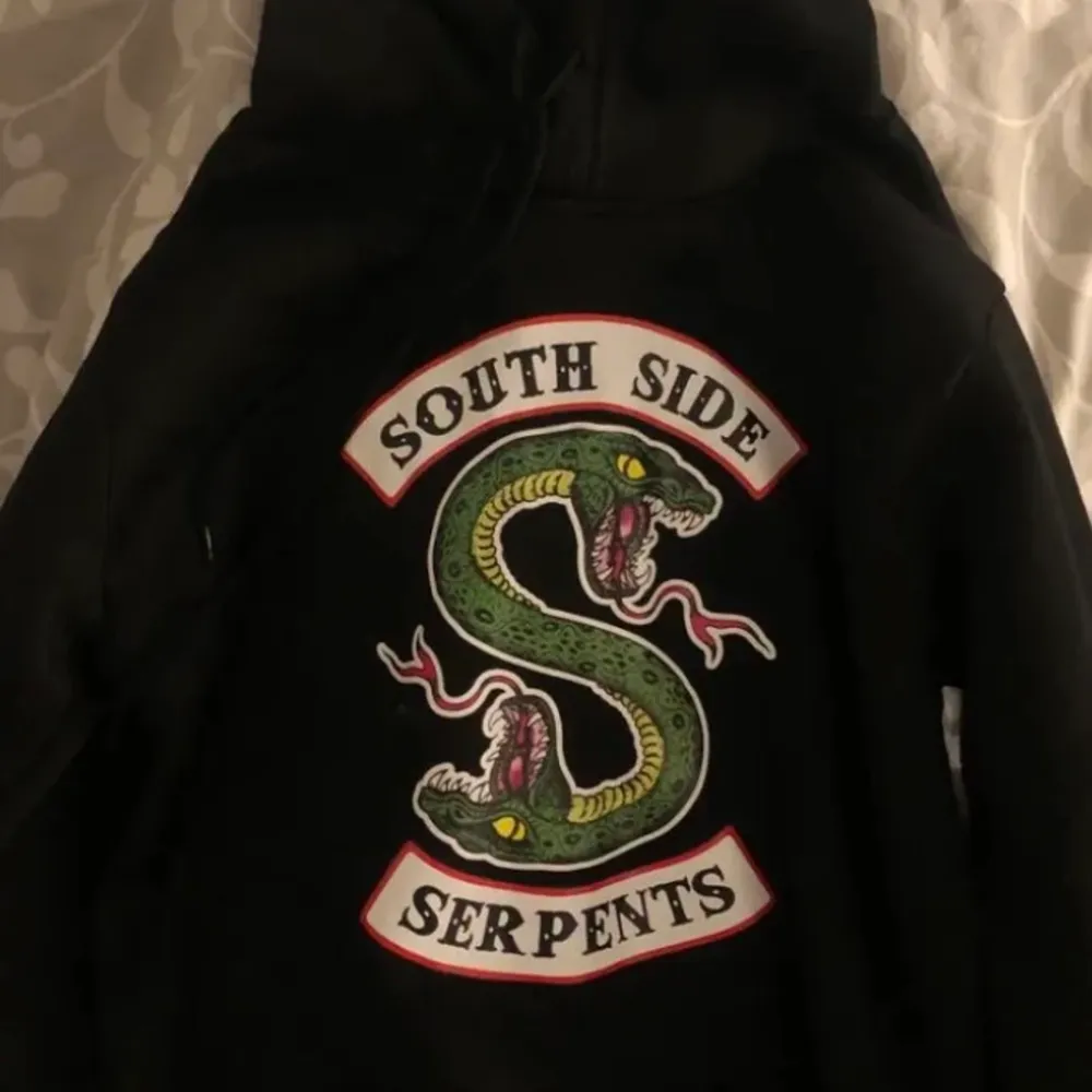 Säljer även en super fin southside serpents Hoodie tunn men skönt material!! Säljer pga av att ja tycker den är för kort i armarna! Stl 140-146 passar perfekt till sommaren eller under en jacka! Pris kan diskuteras✨❤️. Hoodies.