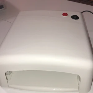 Vit UV lampa  - Säljer denna UV lampa för att den inte används längre. Pris 200kr, pris kan diskuteras :) Använder Plick SafePay. Betalning sker via swish eller kontant. Kontaktas via Plick DM.