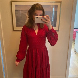 Röd klänning från NAKD - Säljer en favorit från min garderob då den inte kommer till användning tillräckligt! Använd 1-2 gånger och så gott som ny. Fina detaljer i ryggen!! Köpt nu till jul på NAKD. Frakt tillkommer, pris kan diskuteras!🥰🥰