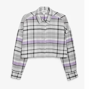 Cropped shirt  - Säljer denna skjorta från Monki. Mjukt material och sitter bra på. Man kan ha den helt stängd eller uppknäppt. Stl M (Frakt, 40 kr)