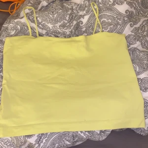 Neongult/grönt linne - Neongult/grönt linne. Jätte gulligt och skönt linne. Jättebra skick. 😊