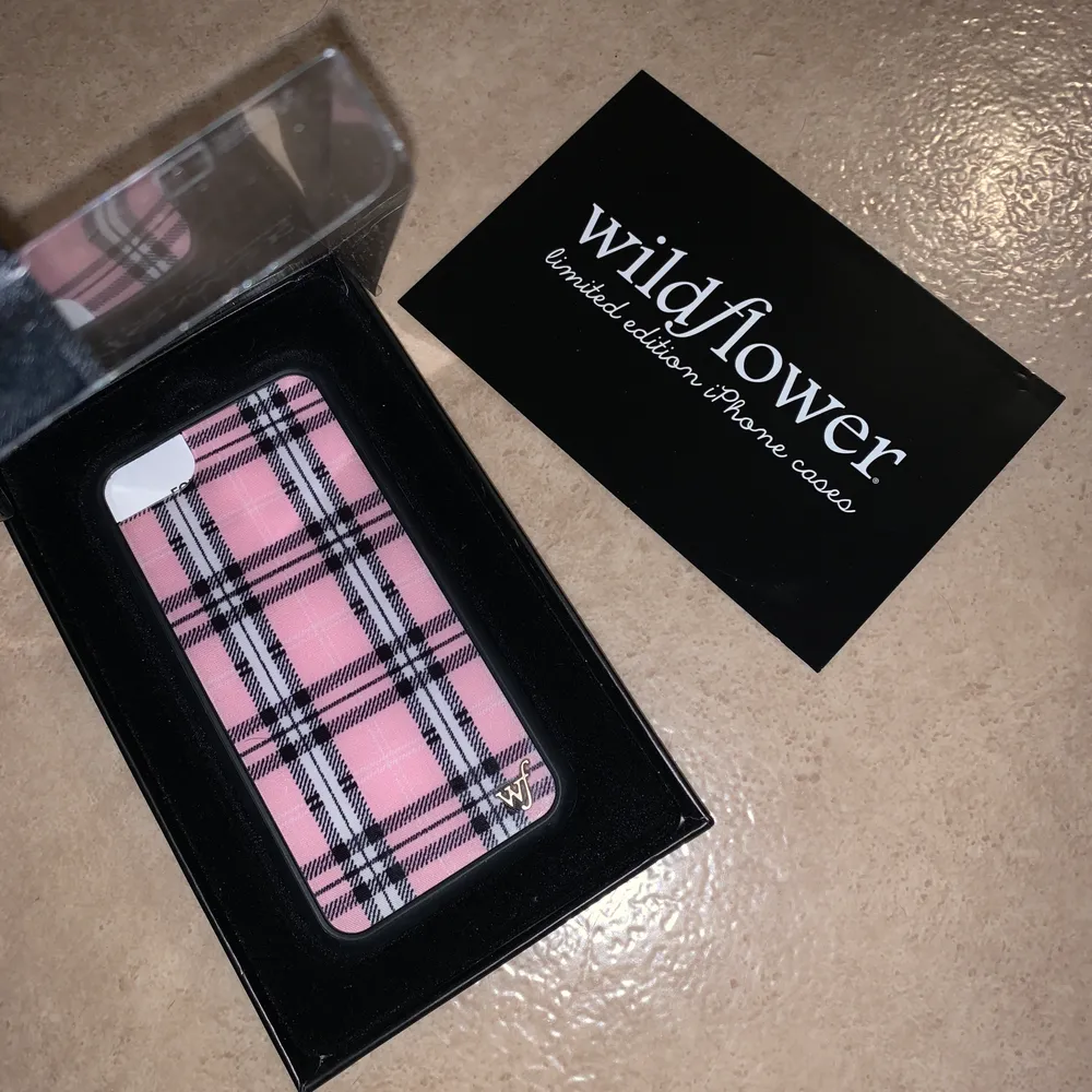 Jättefint rosa plaid iphone 6/7/8 skal. Säljes pga byte av mobil. Använt i ungefär 2 månader innan jag skaffade ny mobil så jättefint skick. Köpare står för frakt!. Asusteet.