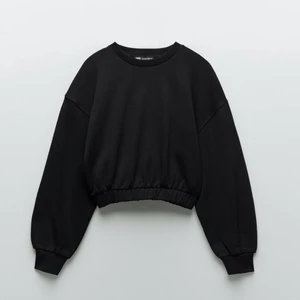 Svart croppad sweatshirt från Zara - Fin svart croppad sweater från Zara. Köpt för några veckor sedan och är endast använd två gånger- nyskick. Säljs då jag tycker den är liiite för kort i armarna på mig som är 170 men det funkar därför skicka jag inte tillbaka. Köparen står för frakt 🥰❤️