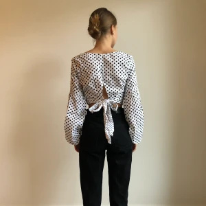 Prickig topp med ryggdetalj - Prickig söt topp från Zara 