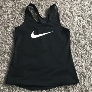 Linne från nike - jättefint tränings linne från nike! säljer då det inte kommer till andvändning. använt fåtal gånger så där är i fint skick. storlek m men passar mig som har xs. köparen betalar för frakt 💕 kan tänka mig gå ner i pris vid snabb affär!
