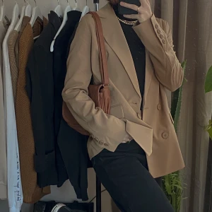 Brun kavaj - HUR SNYGG? Trendigare plagg går nog inte att hitta✨🤎🤍 Storleken är 36 men skulle säga en liten 36. Den är oanvänd!