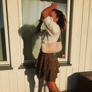 Beige axelväska  - Beige axelväska från SHEIN. Använd men i fint skick, dm vid intresse. Pris kan diskuteras, kunden står för frakten. 🌸