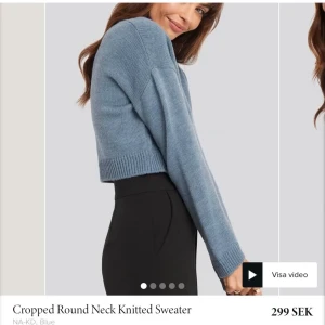 Stickad tröja från Na-kd - Superfin blå stickad tröja från Nakd, croppad i modellen. Priset är exkl frakt!