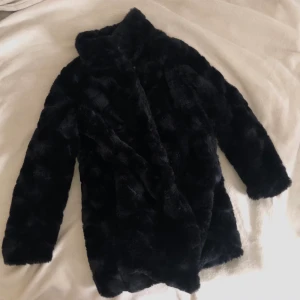 Faux fur jacket - Faux fur jacket från Ellos. Nypris 799kr🤍