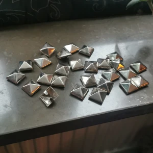 Nitar - 26 nitar att sätta fast på jacka eller kläder