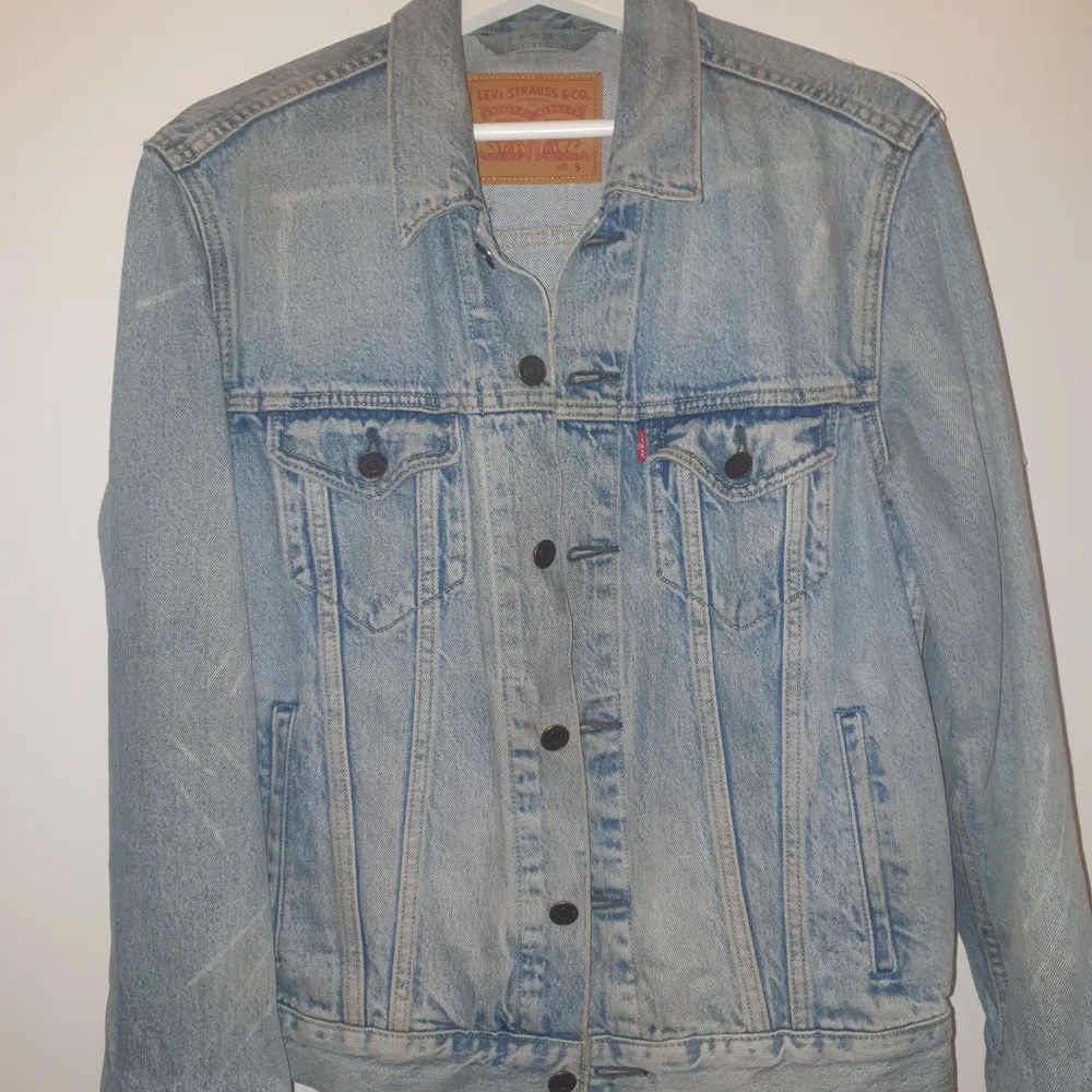 Levis jeans jacka, knappt använd köptes i somras så i fint skick, storlek S (Unisex). Jackor.