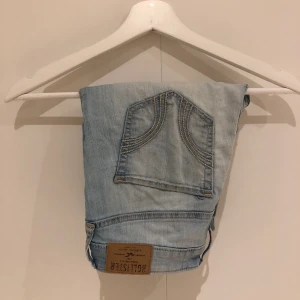 Ljusa jeans - Ljusa jeans från hollister. Frakt tillkommer på 66kr. Skickar alltid spårbart om inget annat önskas💗