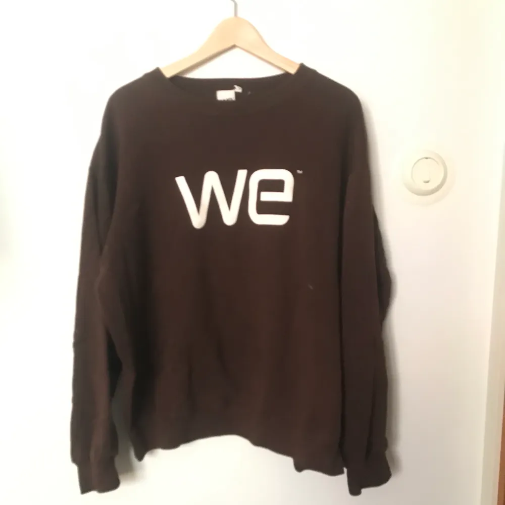 En brun sweatshirt från wesc . Tröjor & Koftor.