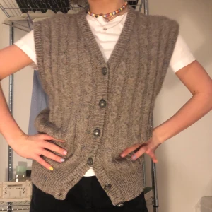 Stickad väst! - Stickad väst som är köpt på secondhand:)) jätteskön och fint stickad men kommer inte till användning🧚🏽‍♀️