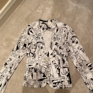 Vintage kavaj med tryck - Ascool vintage kavaj med så unikt tidningstryck💕🙌🏼 Köpt utomlands på någon vintage affär. Säljer för 350, köparen står för frakt!!