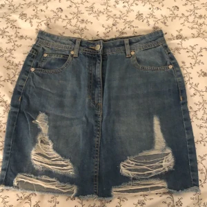 Jeanskjol - Jeanskjol från Madlady skulle jag tro i stl 36. Skulle även kunna funka på en som har 34. Köparen står för frakt. 