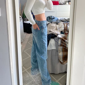 Gina 90’s high waist jeans  - Använda 2 ggr sen bara legat i garderoben pga alldeles för stora.. Asfeta 🥺 nypris 599 💞