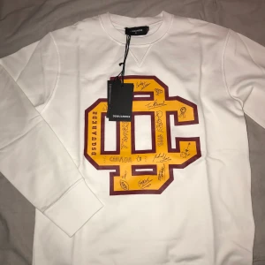 Dsquared2 sweatshirt Small - Dsquared sweatshirt med en skön amerikansk vintage look. Storlek: Small. Normal passform. Den är helt ny med alla tillbehör kvar, fick den i present i julas men tyvärr så var den för stor för mig. Jag har ingen användning av den och därav finns prutmån.