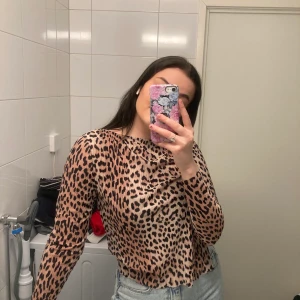 Leopard topp - Tröja i fint skick från Gina tricot🖤🥰