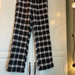 Byxor från SHEIN  - Helt nya, säljer pga försmå