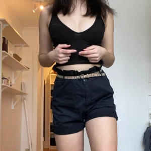 Paperbagshorts - Fina svarta shorts som tyvärr är lite för stora för mig och därför inte används! Shortsen är i paperbagmodell, högmidjade, och sitter avslappnat. Supersköna och kan matchas med det mesta ✨ I fram finns rymliga fickor (dröm) men i bak är de bara dekorativa 💕 