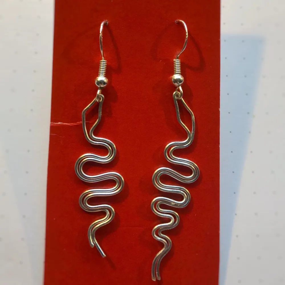 Ett par fina oanvända örhängen formade som ormar, tar swish och kan posta eller mötas upp i Stockholm.. Accessoarer.