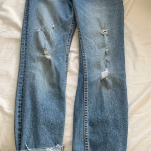 Jeans - Vida jeans med hål, skriv för fler bilder