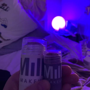 Milk smink - Två nästan helt använda sticks från märket milk som är jättepopulära just nu. Fick ingen användning för dem. Köpt på sephora för 200 för det lilla och 400 för det stora. Den lilla 100 eller 75 vid snabb affär och 200 för det stora vid snabb affär 150. Båda för 350. Frakt 15 ❌rouget sålt❌