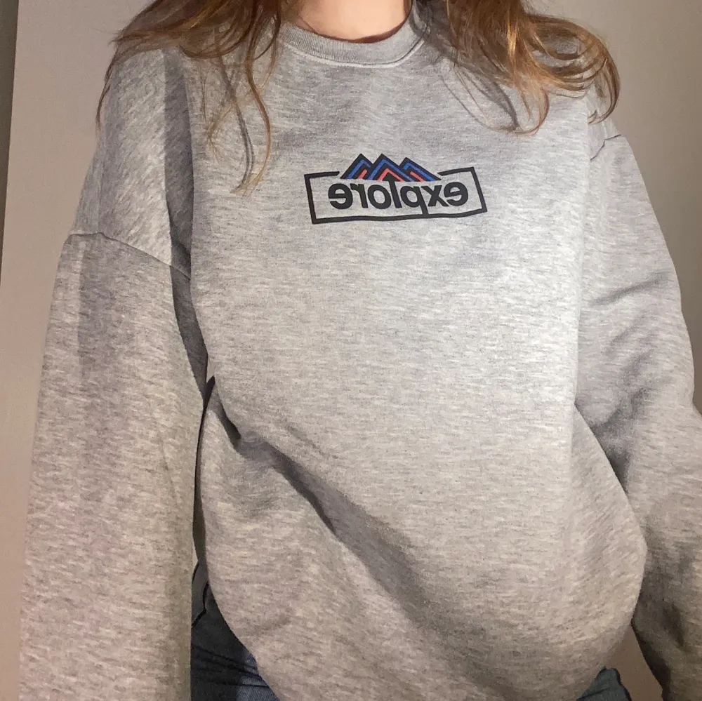 Grå crewneck från bershka som är vintage inspererad. Fint tryck och lite oversize i modellen. Tröjor & Koftor.