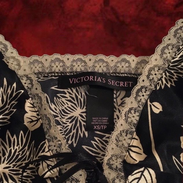 Jättefint svart nattline med guldigt, blommigt mönster från Victoria’s Secret. Den är i storlek XS och är gjord i ett sidenliknande tyg, och knyts med band på framsidan. Jag kan mötas upp i Stockholm, annars står köparen för frakten😊. Klänningar.