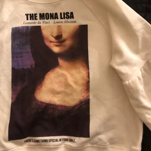 Mona Lisa tröja  - Sjukt cool sweater från Zara med Mona Lisa tryck och lite större ärmar. Storlek M och sitter perfekt stort på mig som egentligen har S🤍💙  Använd en gång! 