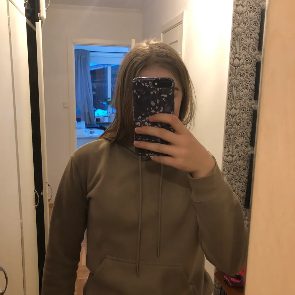 Jättefin hoodie från H&M, den är inte speciellt använd av mig. Kanske 5 gånger. Så helt enkelt i bra skick❤️ jag säljer pga att jag inte använder sådana hoodies lika mycket nåmer🥰 köpare står för frakten.. Tröjor & Koftor.