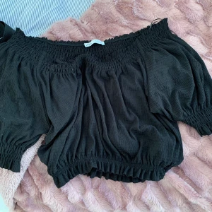 Offshoulder topp - Super gullig helt oanvänd off shoulder topp från zara