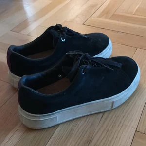 eytys skor - Bra skick men man kan se att dom inte är som nya längre, storlek 39 pris, är diskuterbart