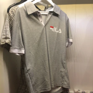 ”Pappa-piké” från FILA - En oversized pikétröja från FILA i storlek XL. Jag har använt den som en strandtröja eftersom den är så stor och att tyget är tunt så att luft kommer igenom. Hör av dig vid flera frågor!