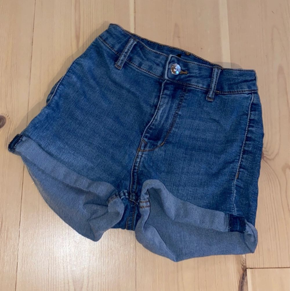 Högmidjade jeans shorts i storlek 32. Köpta från H&M och endast använda någon gång. Shorts.