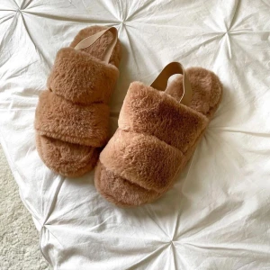 MOSCOU - Pantoufles vegan, helt ny.