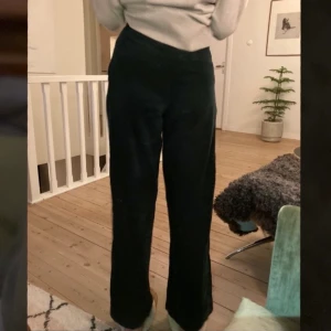 Mörkgröna manchesterbyxor  - Manchesterbyxor i bra kvalite från &otherstories. Köpta för 700 kr och i bra skick