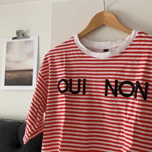 En sött rödrandig tröja från H&M, använd fåtal gånger, med text på franska på bröstet