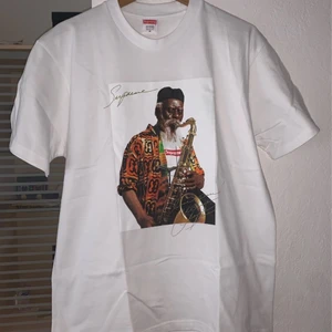 Supreme T-shirt - Tröjan är endast använd två-tre gånger och är som ny. Köpt för 770kr