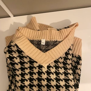 Stickad väst  - Bra skick, varm färg