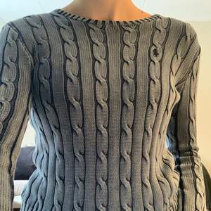 Kabelstickad tröja från Ralph Lauren, magisk denimblå färg, storlek M. Knappt använd!