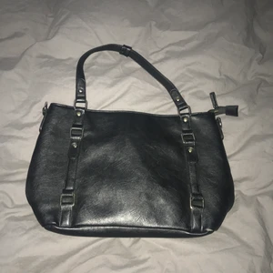 Svart läderväska!  - Väska i läderimitation. Väskan är inte mycket använd och är i fint skick! Inköpt för ca 1000kr och modellen finns inte längre kvar