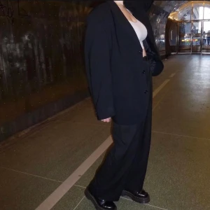 #4 SVART BLAZER - Först till kvarn gäller på alla våra plagg. Ingen budgivning och kunden står för frakten. Betalning sker via Swish till numret: 123 329 17 70 